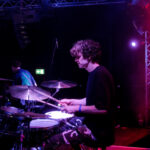 Finn am Schlagzeug spielen